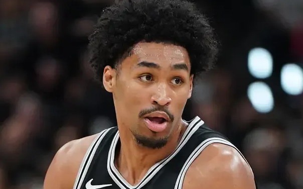 NBA总决赛，马刺对阵尼克斯的比赛正在进行中。
第四节比赛中，文班亚马关键时刻突