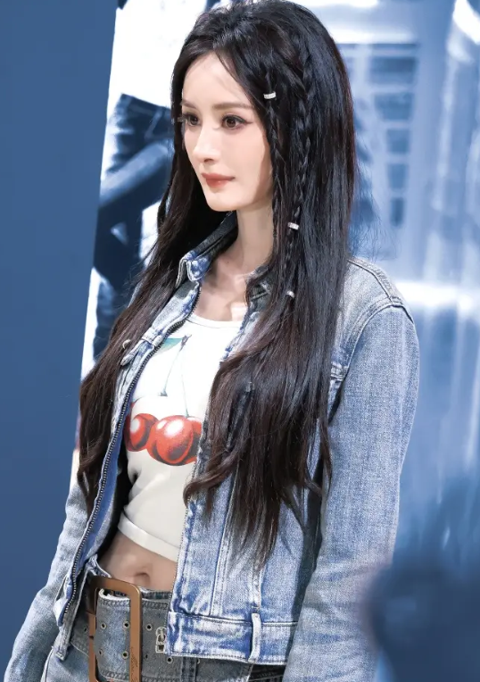 杨幂广州活动丹宁编发封神！可甜可飒美出圈，生图状态绝了 