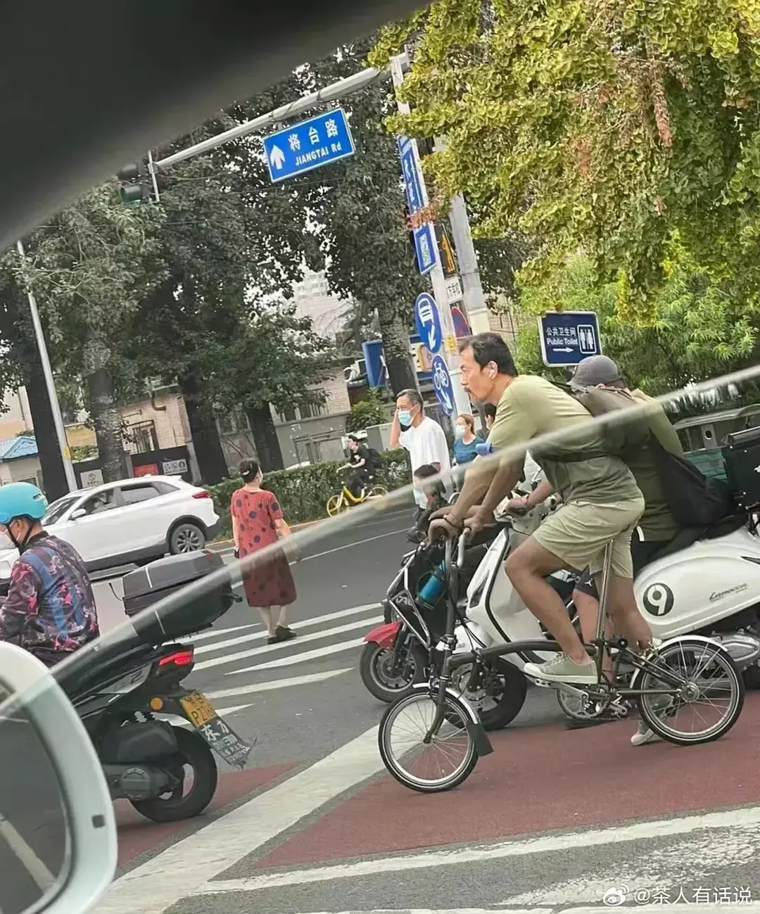 遇到一位大明星，忘记他叫什么名字了