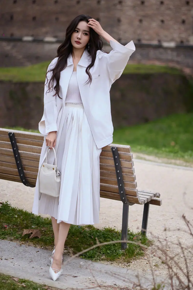 杨幂穿白色套装气质优雅浪漫 长发微卷散发撩人韵味
