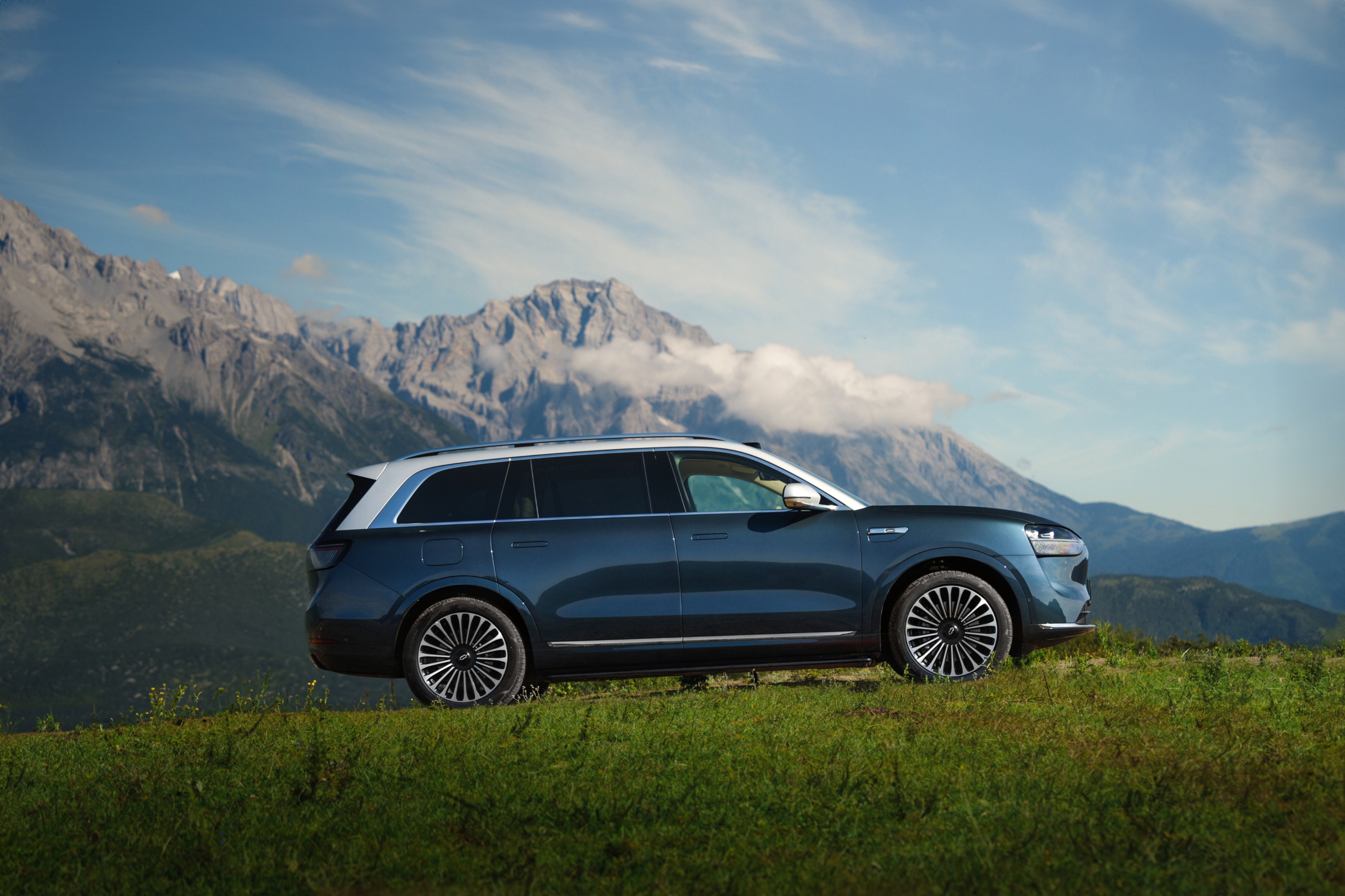 问界M9给中国汽车高端化打了个样