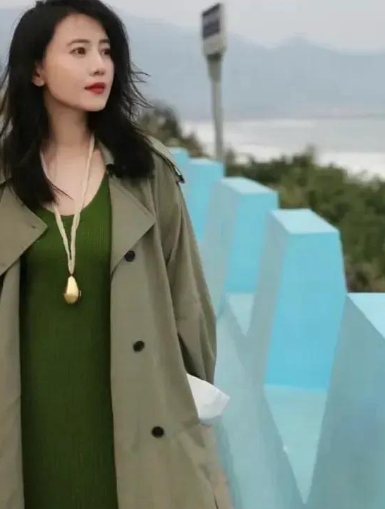 高圆圆绿色针织连衣裙
搭配长款风衣外套尽显时尚优雅范儿