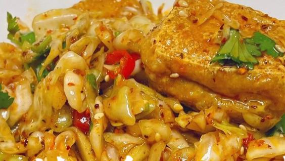 魂牵梦绕的街头味！这碗“泡菜臭豆腐”在家做，酸辣脆爽，一口封神！