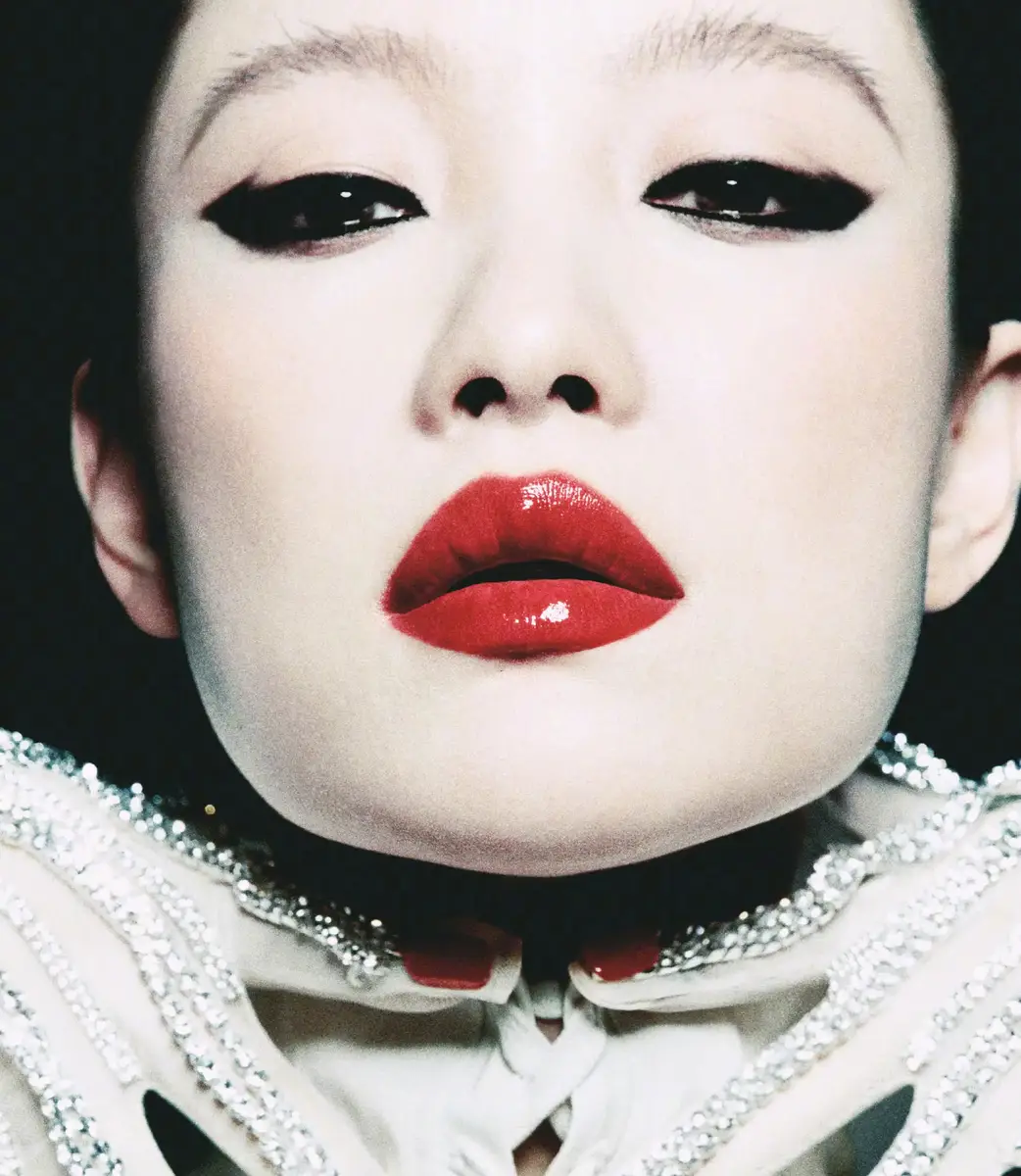 倪妮穿豹纹皮草配浓烈眼妆衬得野性张扬 夸张发型尽显先锋张力