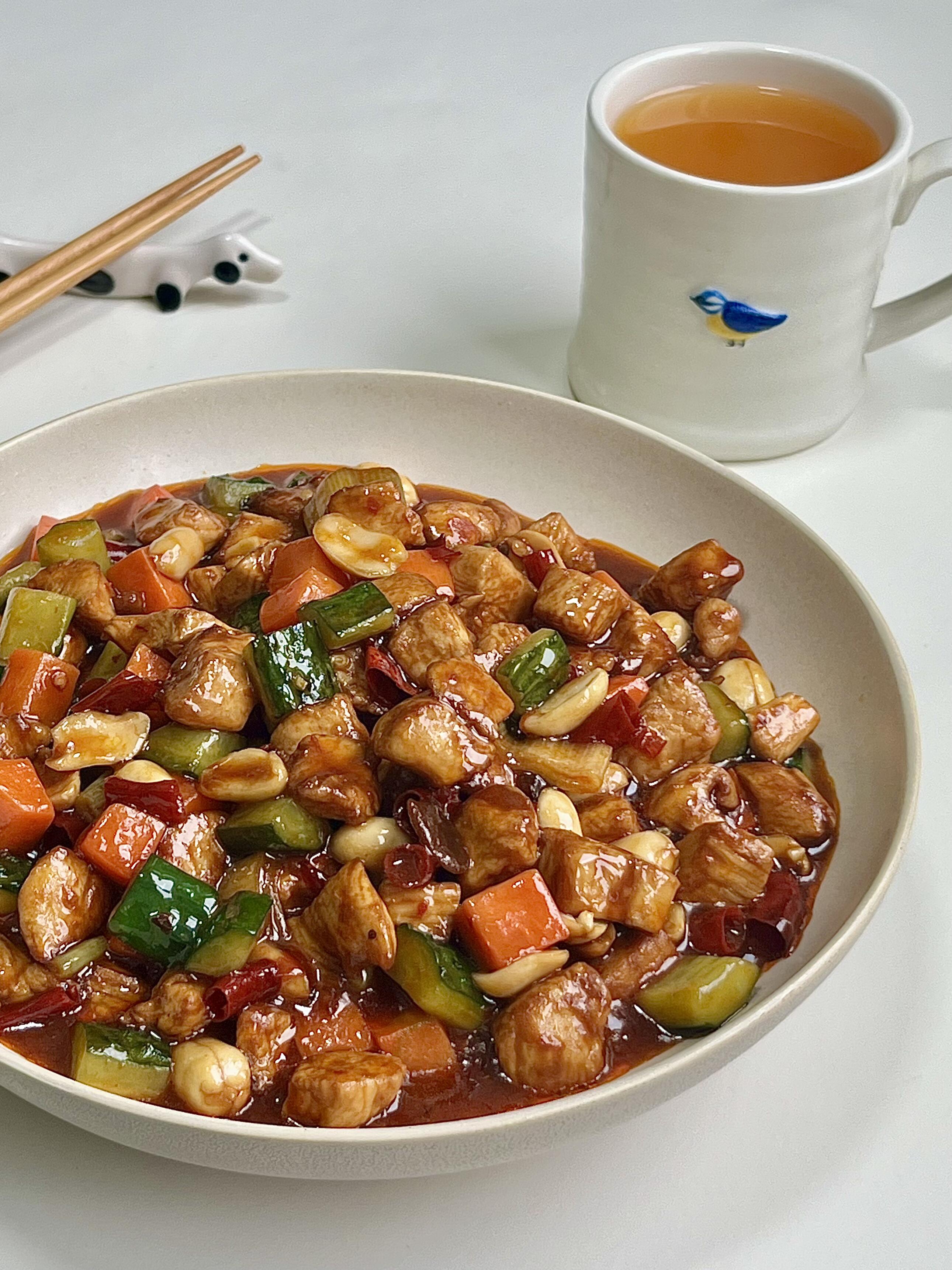 家常宫保鸡丁｜酸甜微辣，我家餐桌常驻款
家人们，我家餐桌的常驻选手来啦！这道家家