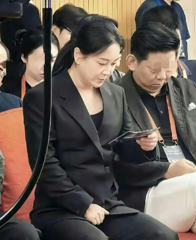 贾玲现在不只是看着胖回去点儿，感觉比之前更结实了，估计是一直坚持锻炼的缘故。 ​