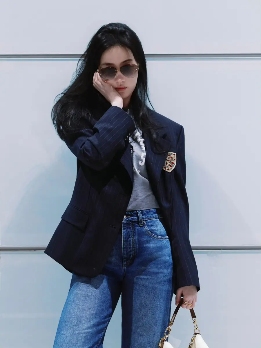 刘亦菲穿藏青西装搭牛仔裤随性简约 白包点缀造型清爽迷人