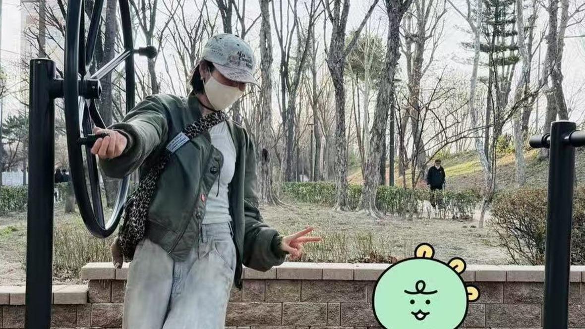 孙艺珍晒与儿子合影，母子俩户外活动很温馨，为孩子准备美食好丰盛