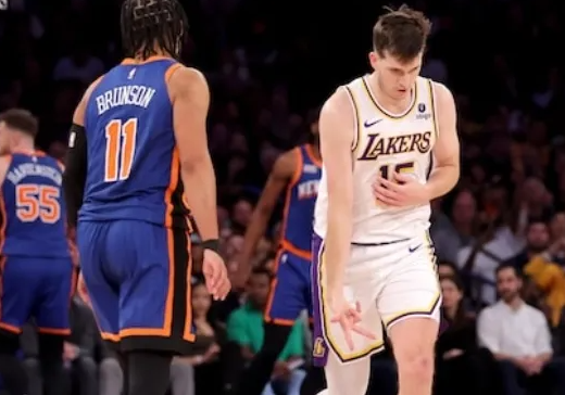 Lakers Nation发文表示湖人在公布的与尼克斯一战的伤病名单中将奥斯汀-