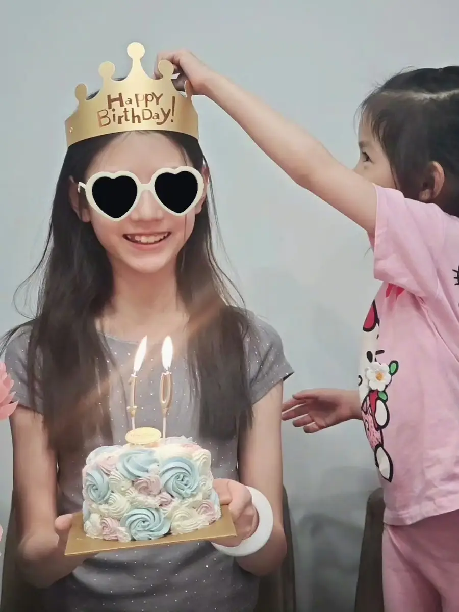 张梓琳晒照为10岁大女儿庆生 胖妹双手捧蛋糕笑容灿烂