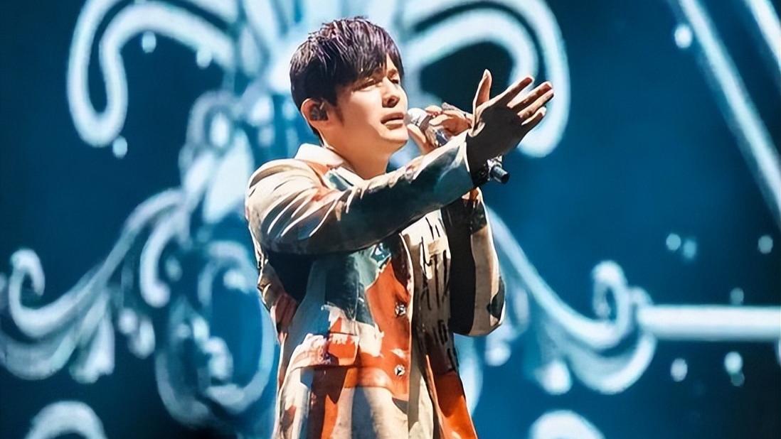 3小时演出主角唱不到一半？被指吃相难看的周杰伦，正在透支最后的青春