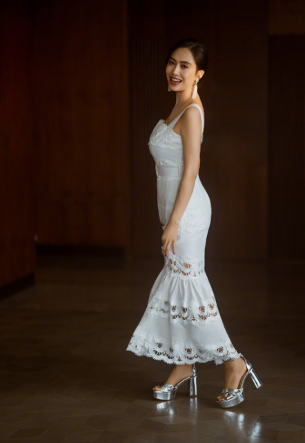 朱茵身材好，相貌靓，就是个子矮。
   她每次外出或参加活动要穿至少15公分的高