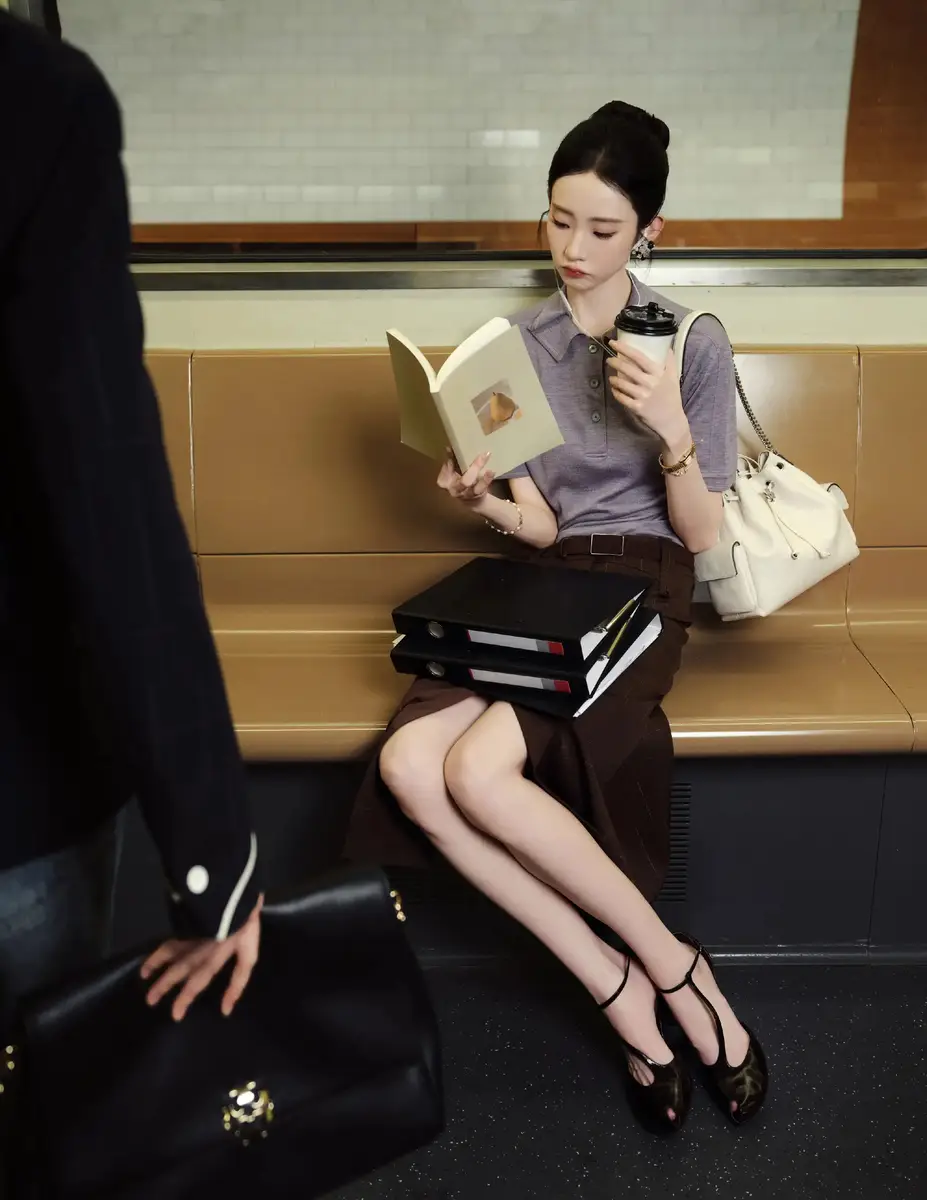 张艺凡穿浅紫上衣与深棕长裙 手持咖啡都市丽人感满满