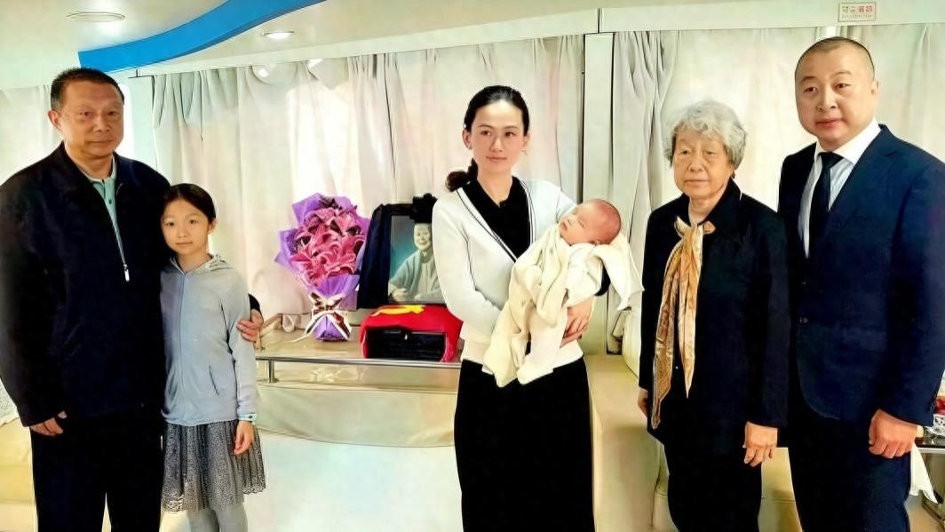 2016年，粟裕妻子楚青离世，长子粟戎生全家三代，送别母亲的合影