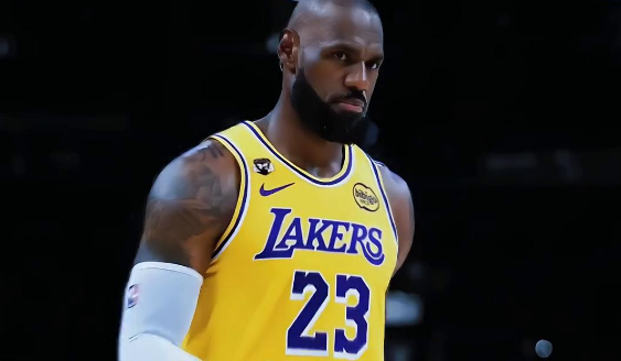 湖人现在这么强，说实话来源于老詹的转变

老詹从历史级别的持球大核，彻底让出球权