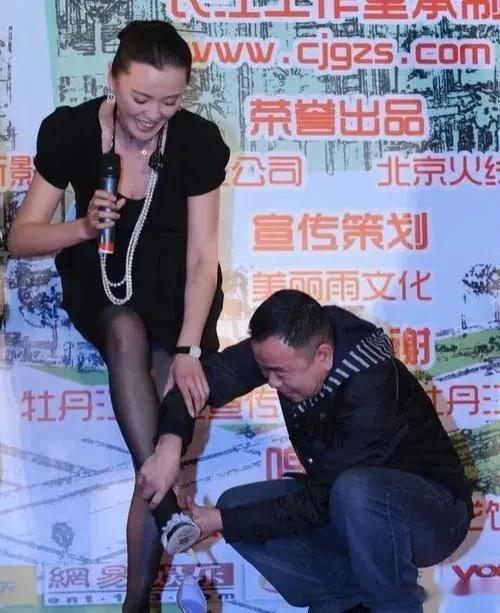 潘长江为梁爱琪脱掉高跟鞋? 梁爱琪短裙黑丝袜现身活动，潘长江主动帮她脱高跟鞋，这