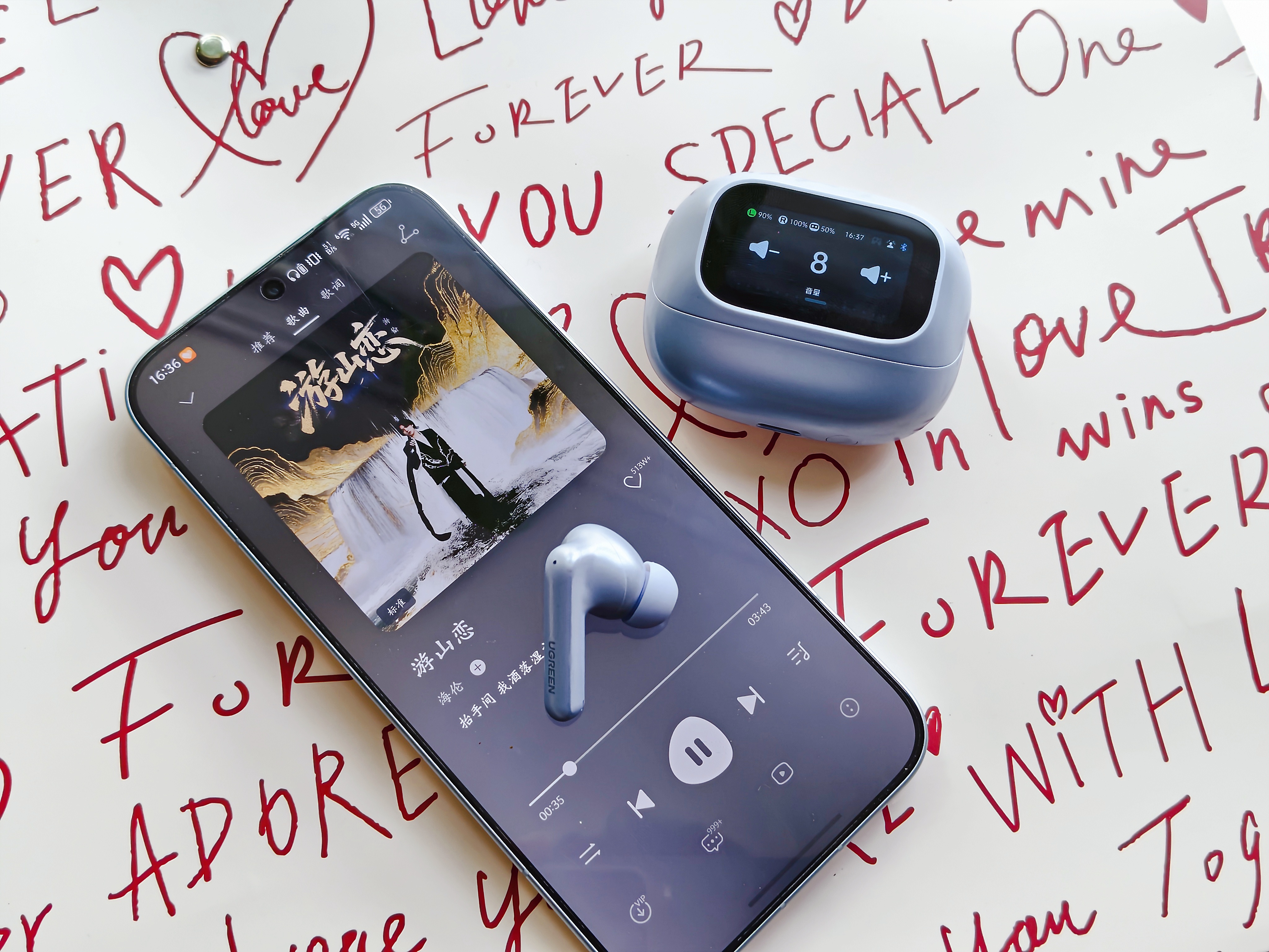 耳机仓上多一块屏，生活能省心这么多。作为一个每天通勤四小时的“重度耳机依赖者”，