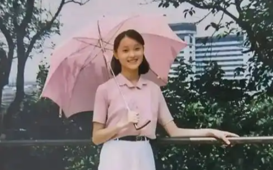 79年，继父把我的进厂指标给他女儿，如今我退休金8800，他找上门