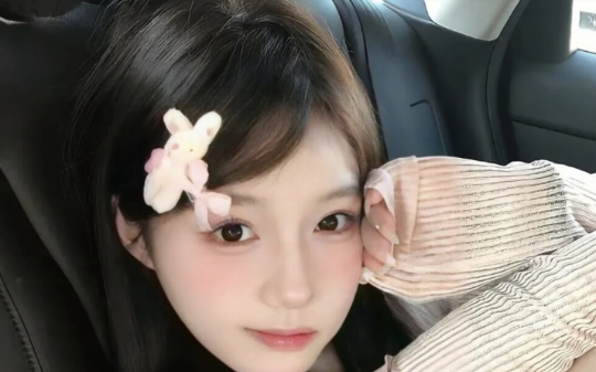 新生宴会我好心替贫困生解围却成了小丑，她一脸不忿的指责我想攀太子爷高枝，自己红着脸给他道谢