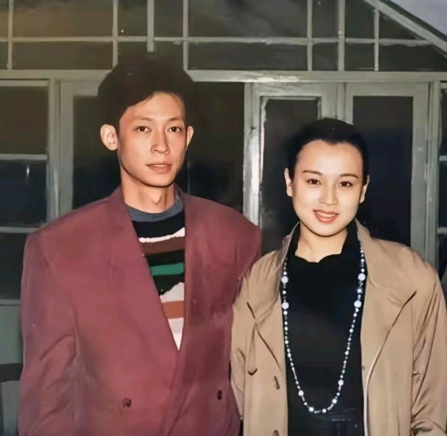 那时的王志文疏眉朗目
英姿昂昂，真是一表人才！而右边的美女是谁？看她长相甜美，