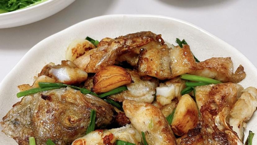 鲈鱼别再清蒸了，试试这道香煎做法，外焦里嫩，鲜到舔盘！