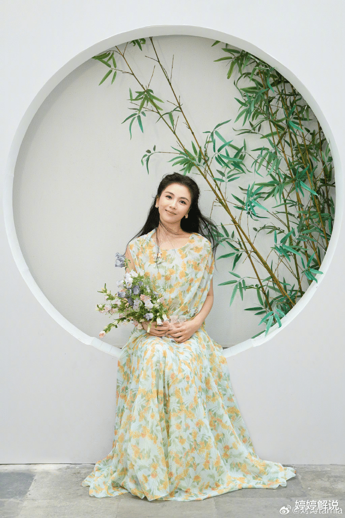 47岁刘涛松弛状态，夏日碎花造型，中式氛围感穿搭太耐看！