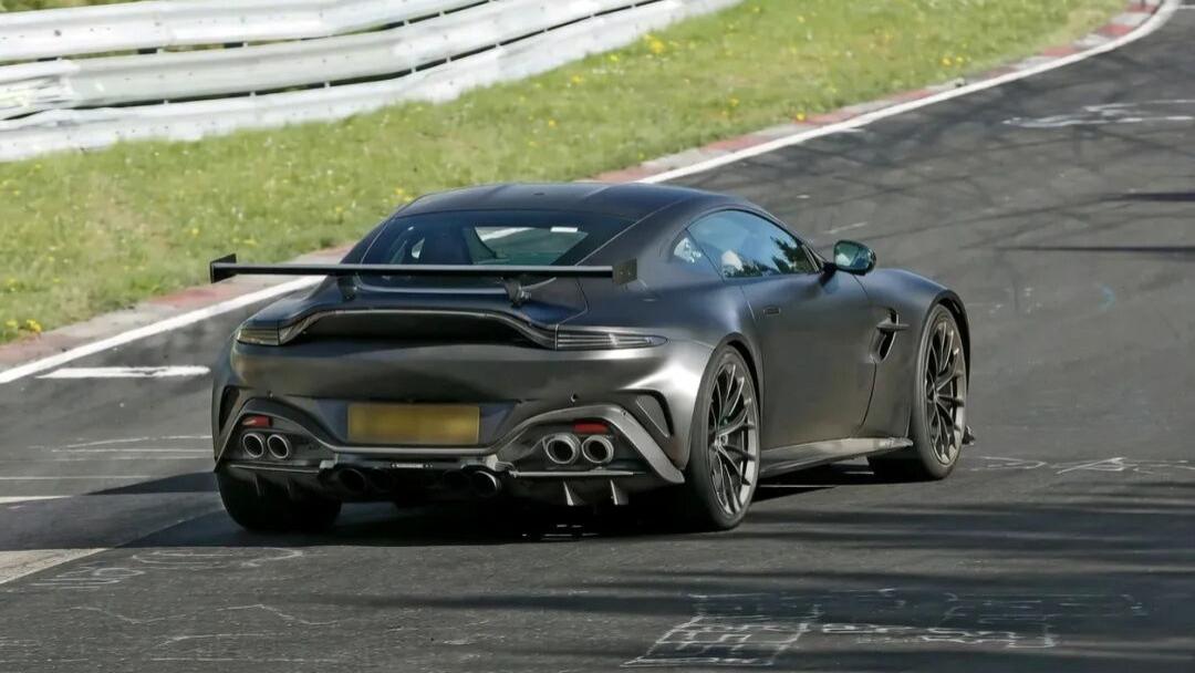 普通Vantage有四根排气管，而这台阿斯顿·马丁原型车有八根