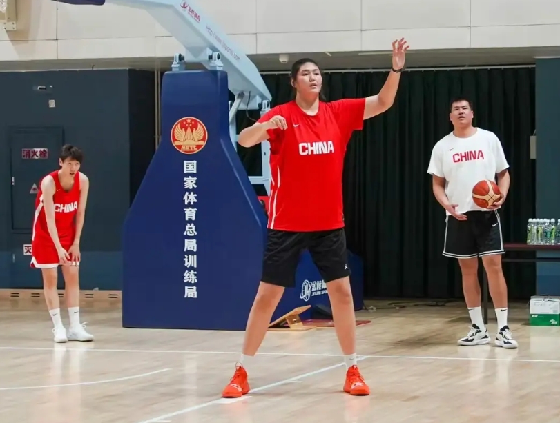 大嘴杨毅揭秘张子宇的训练秘闻！从国青开始张子宇就有专门的体能师和医生，这两个人是