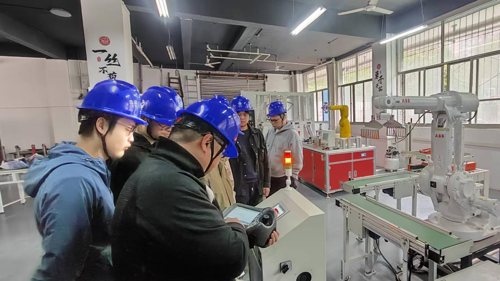 一位消防员的武汉PLC工控培训机构故事