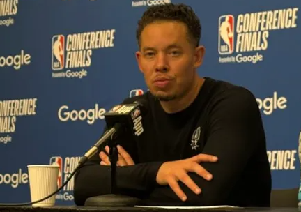 NBA季后赛马刺客场对阵雷霆的比赛已经结束。赛后，当被问及文班亚马是否因亚历山大