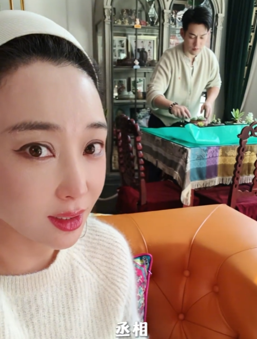 严屹宽在爆款剧《逐玉》中，饰演了丞相“魏严”
当他第一次出场上朝时，有女粉丝发弹