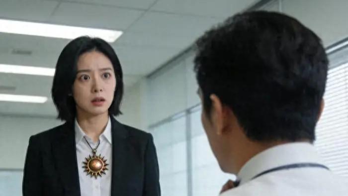 3 岁弟弟跟丢，时隔 25 年姐姐面试，一眼认出老板的挂坠哭了