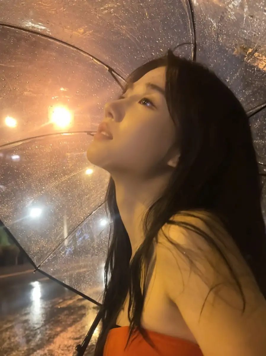 卢昱晓雨夜撑伞气质清冷忧郁