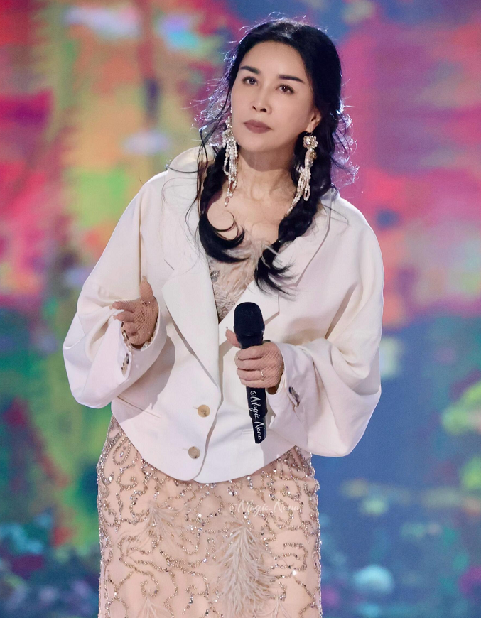 离开了那英谁还会给我演那么好笑的小品 斯纳吉淘汰
那英一边哭一边说：“斯纳吉前几
