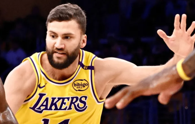 NBA常规赛湖人主场对阵国王的比赛已经结束。全场战罢，湖人以128-104战胜国