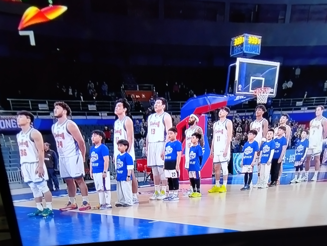 刚结束的新疆男篮客战天津男篮，新疆队98比100不敌天津队，2分之差输给了天津队