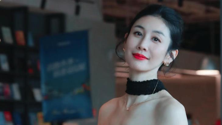 40岁穿黑裙坐书吧：不讨好谁，精神利落就是最高体面
