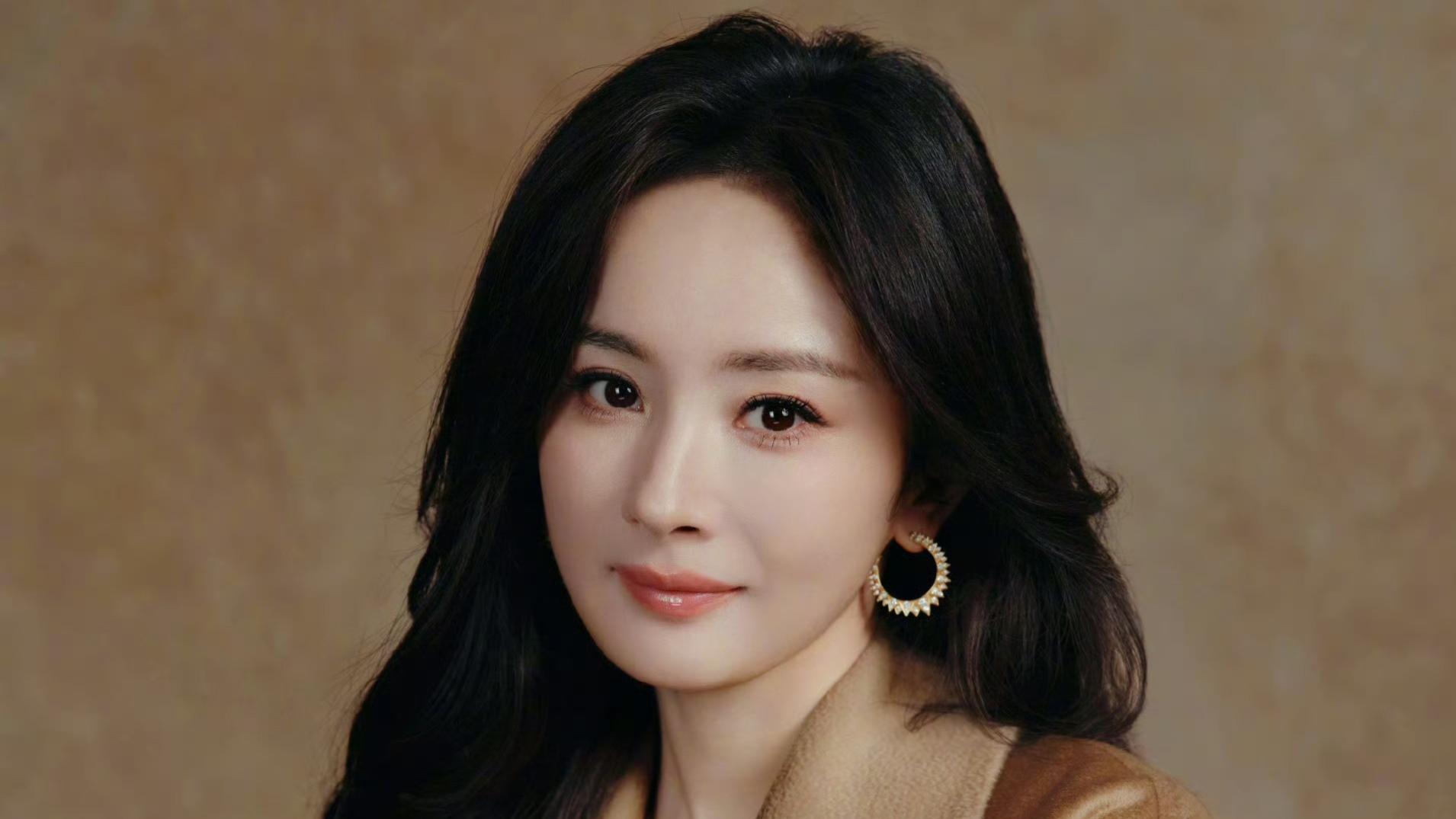 杨幂一件驼色大衣被刷屏，好多人说像韩剧女主走进现实