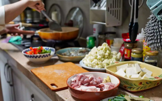 趁儿子不在，婆婆逼怀孕儿媳给15口亲戚做年夜饭，儿子回来: 家散了