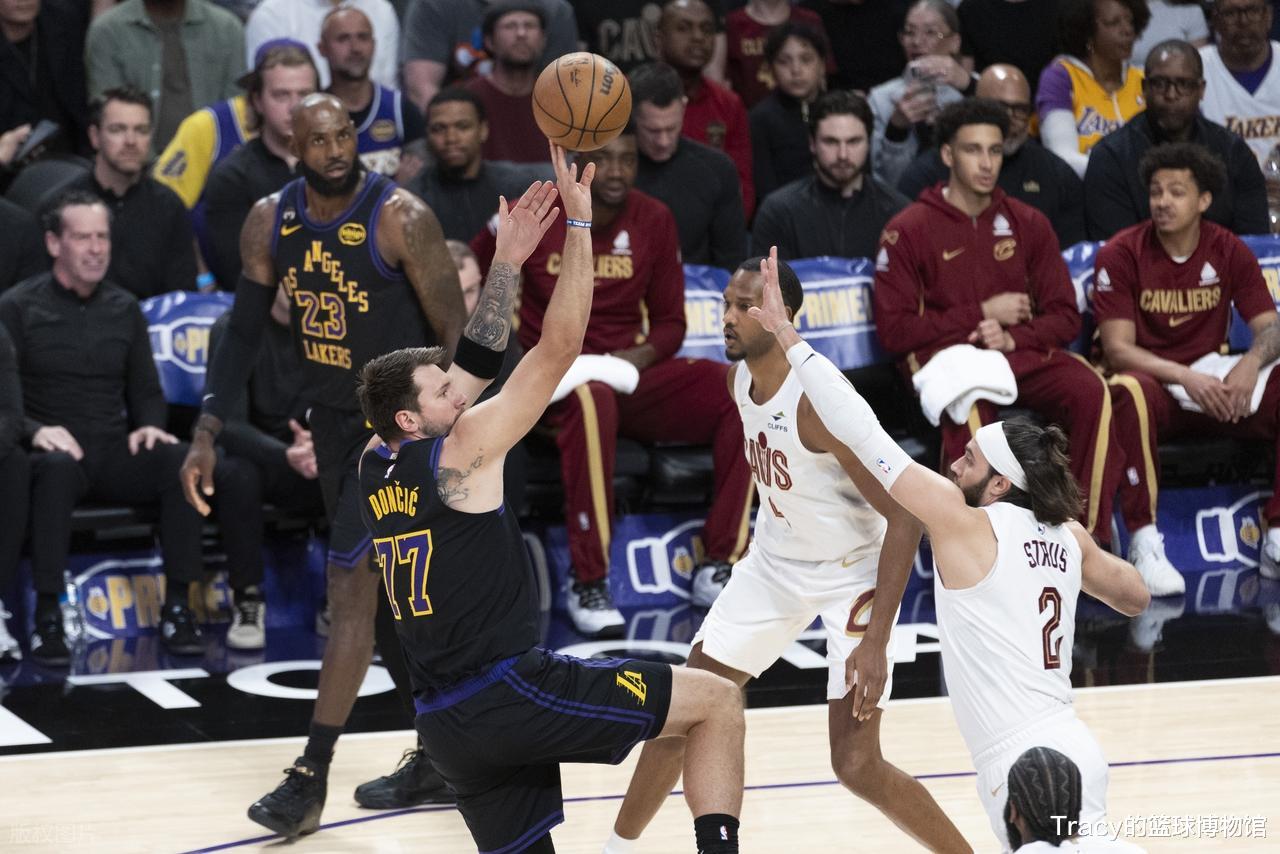 垃圾时间狂降正负值！詹姆斯成笑话！东契奇狂轰42+5+12创