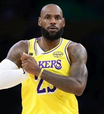 詹姆斯空砍27分，湖人惨败雷霆系列赛大比分0比1落后。NBA季后赛西部半决赛，湖