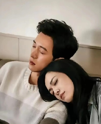 姚晨和曹郁但从外表来看他俩挺般配
要说和候雯元有一腿，我还真的有点不相信。
首先