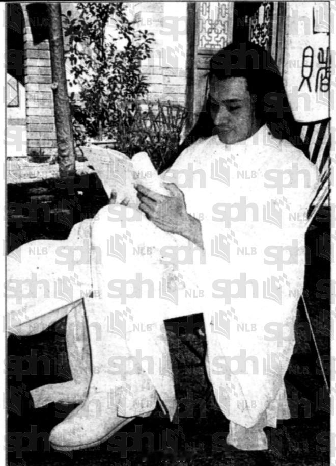 1998年，小马哥在东游记片场认真看剧本，气场好强大哦！