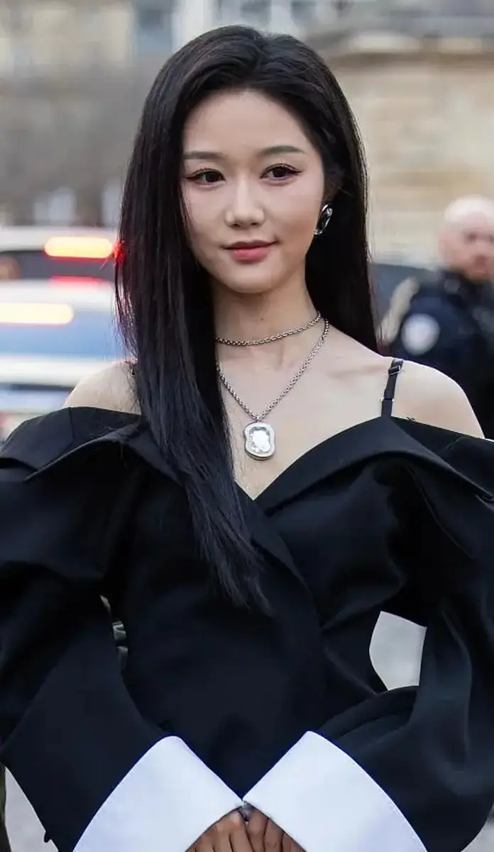 短剧女演员岳雨婷现身时装周 穿露肩黑裙身姿曼妙