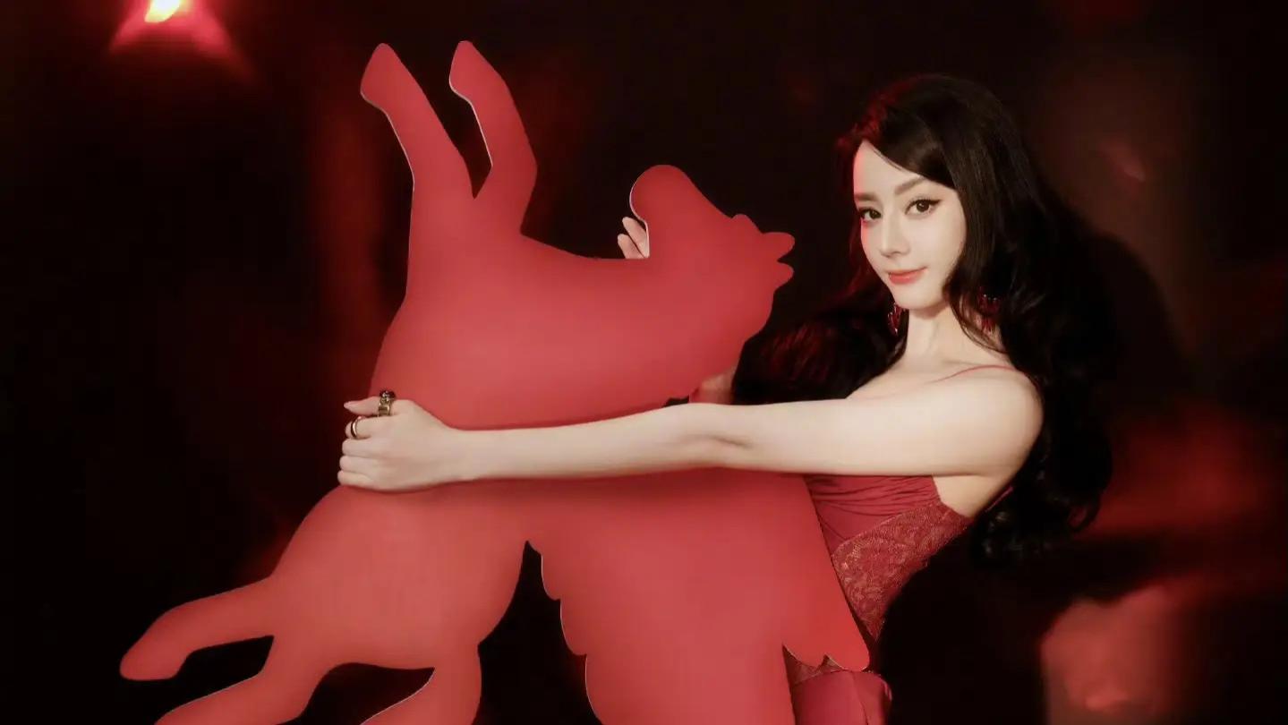 迪丽热巴红裙大片引热议，明艳造型封“内娱红裙天花板”