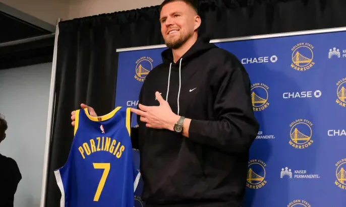 据记者，克里斯塔普斯-波尔津吉斯因病将缺席明日勇士对阵快船的比赛。
这是波尔津吉