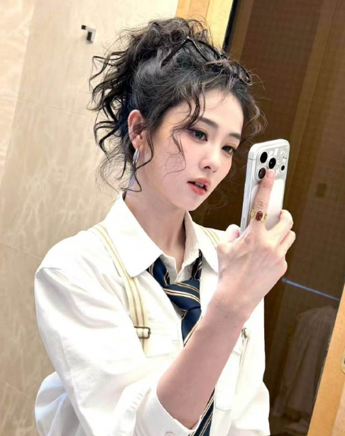 最后一期录制，白鹿小卷毛的coolgirl造型太适合她。可爱中带英气，奔跑吧本季