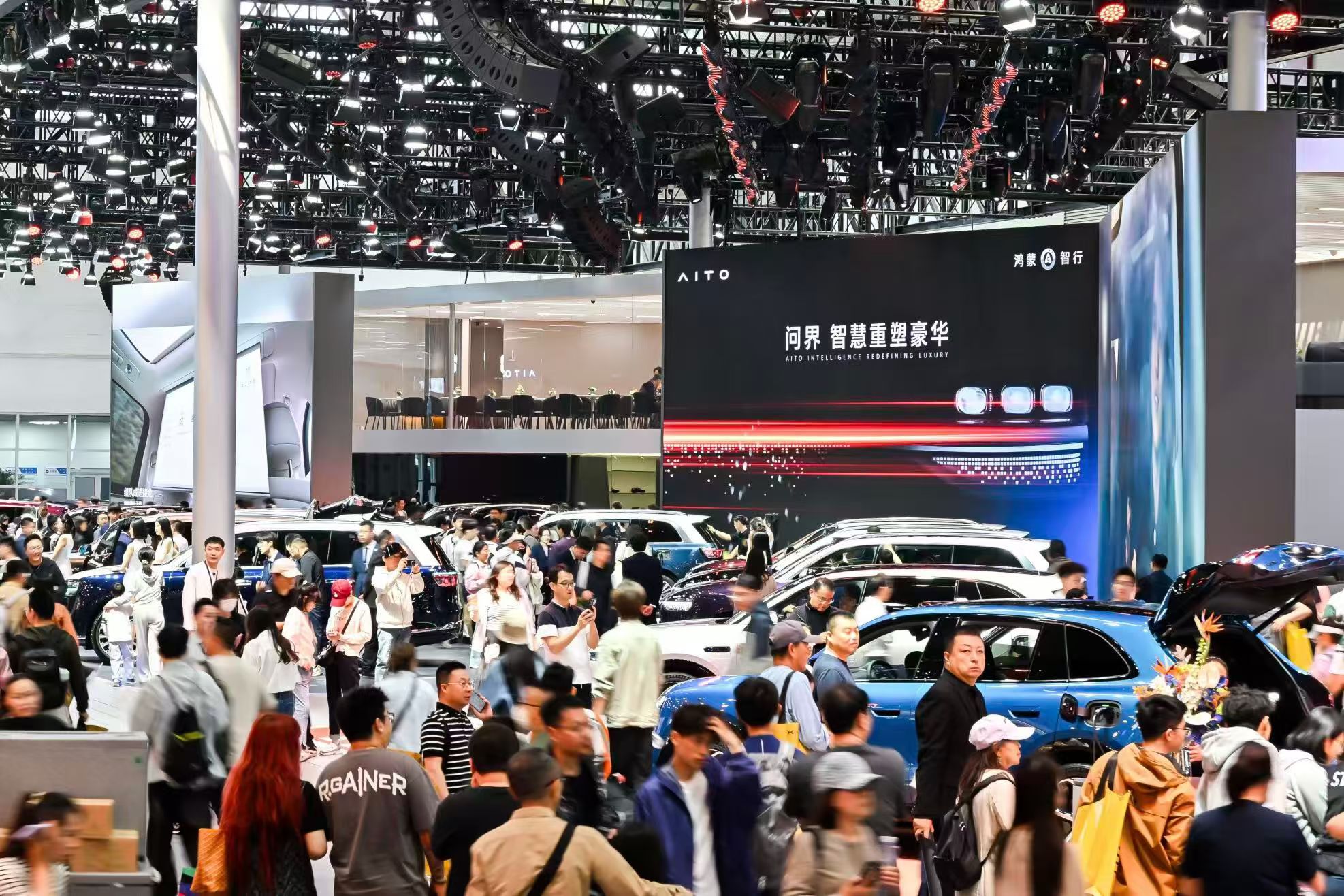 2025北京车展问界展台：智慧重塑豪华，全系巅峰亮相