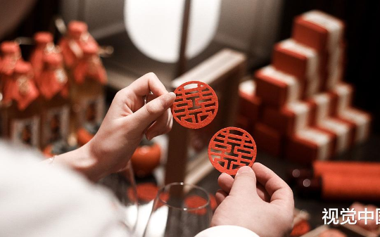 婚礼当天女方亲朋堵门要三万开门红包，我当场气笑，直接掉头不娶了