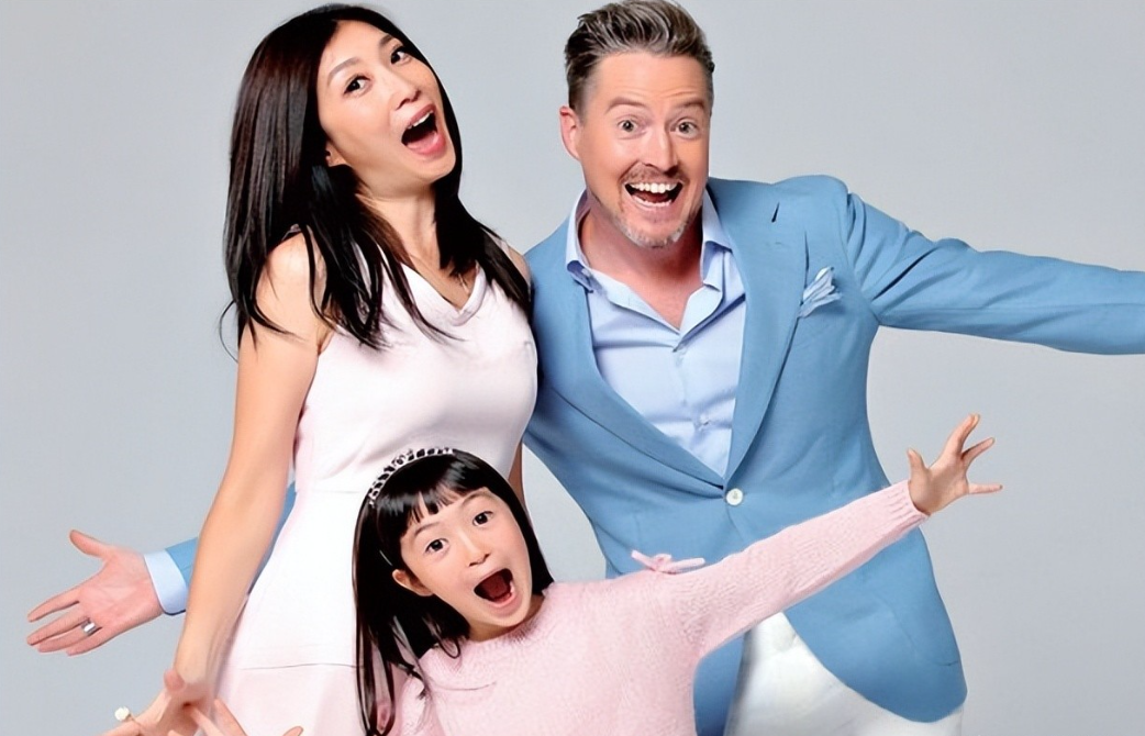 70后夏克立抱娃出街，头发花白、脸上皱纹也多，54岁状态确实